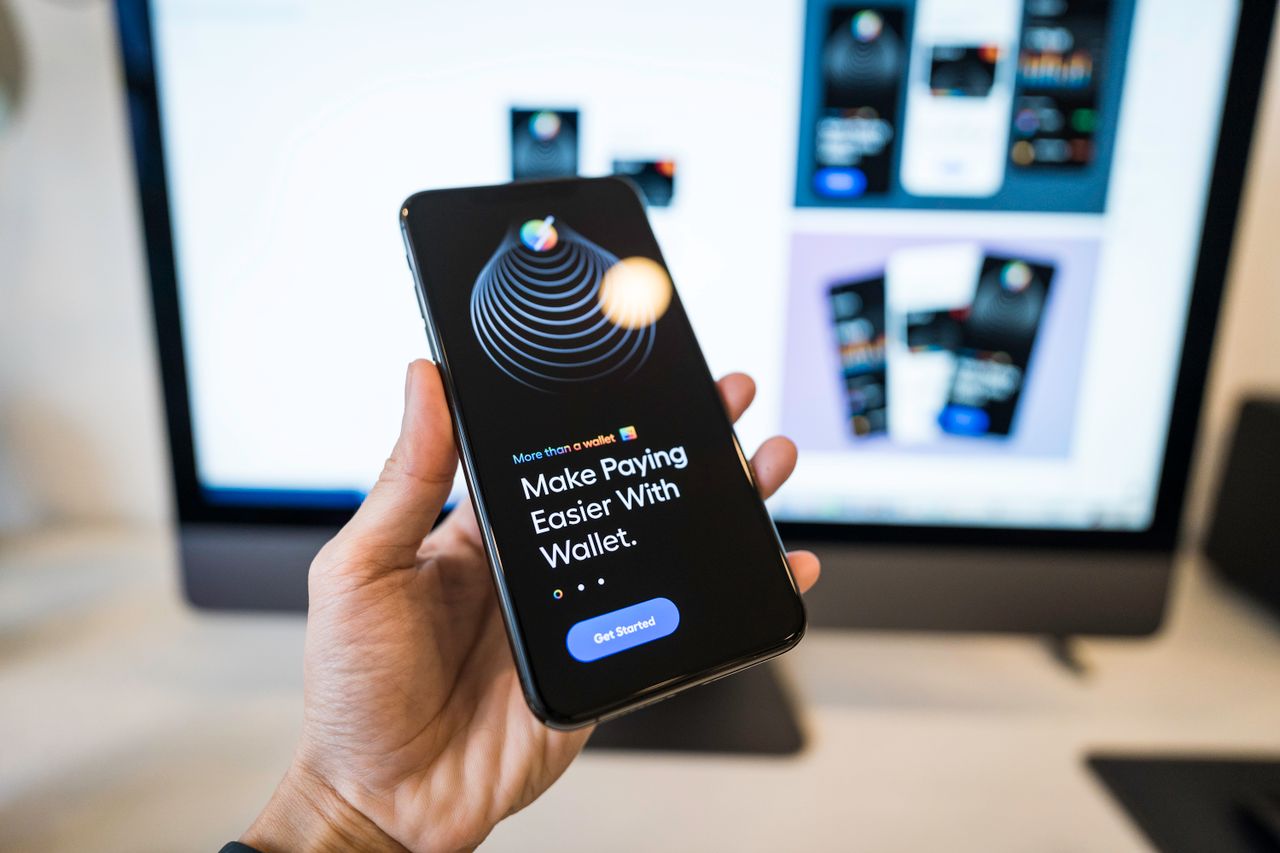 Persona usando app de adelanto de nómina en el móvil en España
