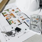 Amortizar la Hipoteca o Invertir en 2026: La Cuenta Real Según tu Tipo de Interés Llaves de vivienda y dinero sobre un plano de casa, simbolizando la decisión entre amortizar hipoteca o invertir