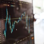 Fondos Indexados en España: Cómo Empezar a Invertir desde 150€ en 2026 Gráfico de mercado bursátil en pantalla de trading