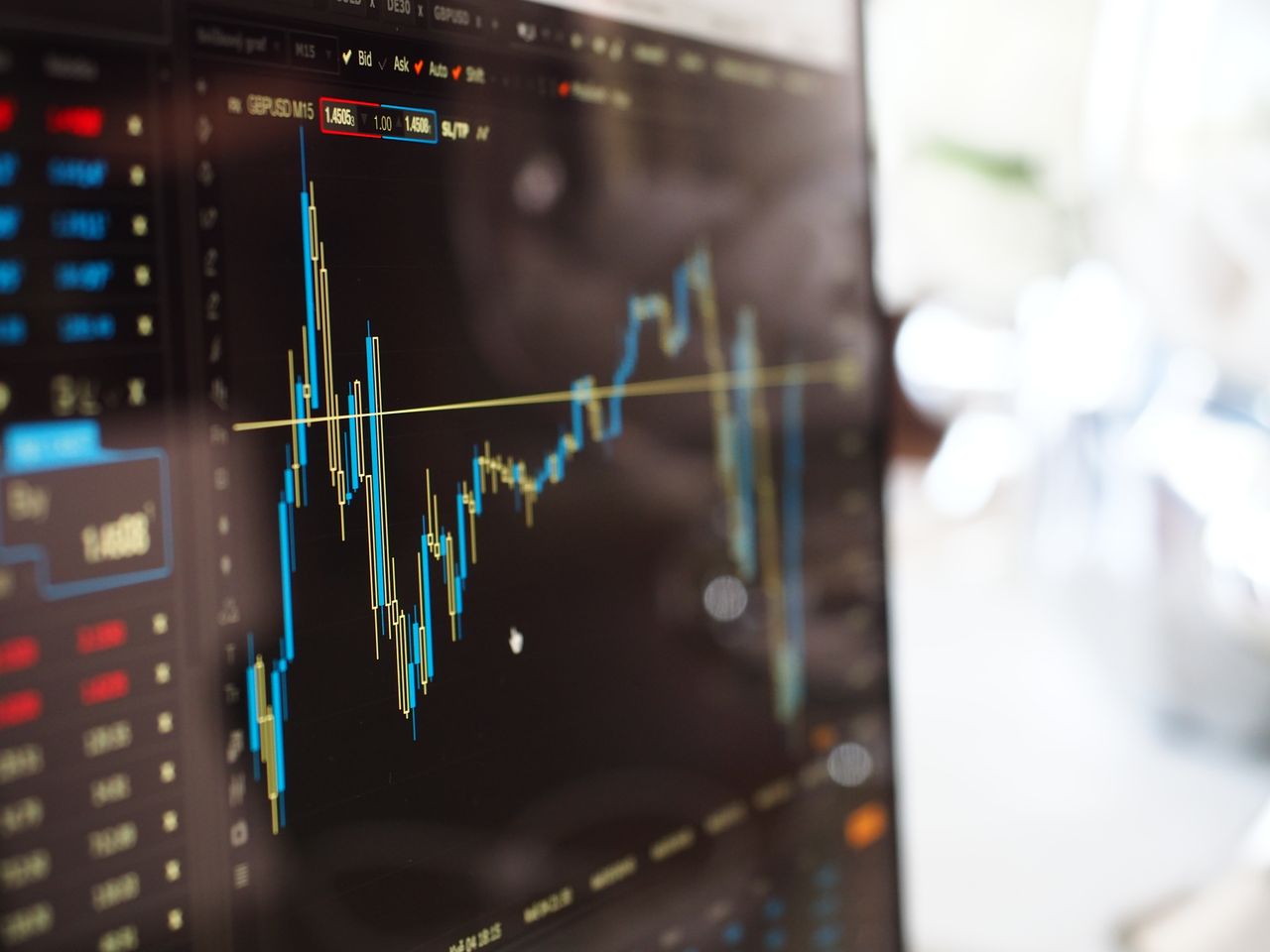 Gráfico de mercado bursátil en pantalla de trading