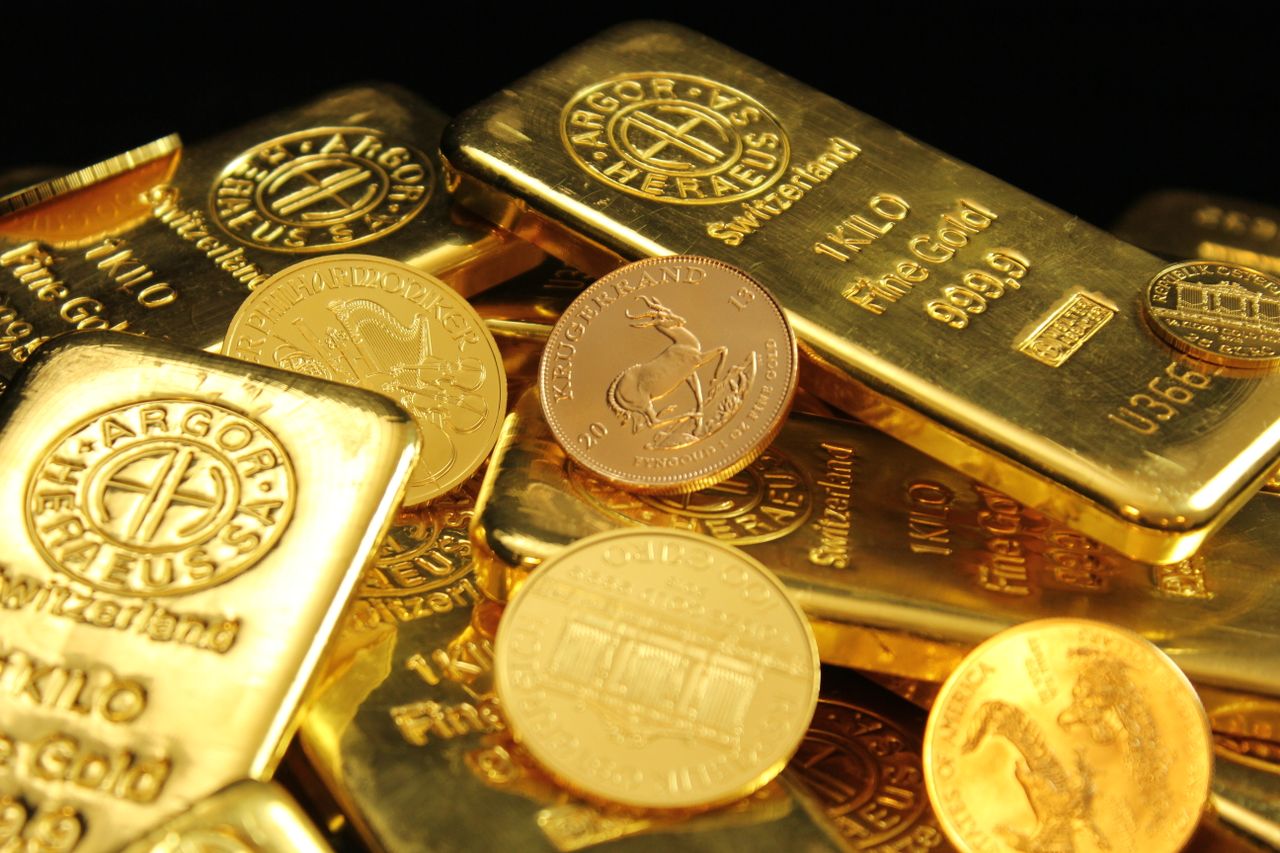 Monedas de oro y plata representando el ahorro en deuda pública