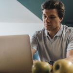 Autónomo trabajando con su portátil calculando aportaciones a su plan de pensiones de empleo simplificado