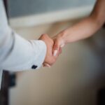 Préstamos entre Particulares en España: Legalidad, Modelo 600 y Riesgos Reales en 2026 Apretón de manos cerrando un acuerdo de préstamo