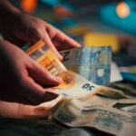 Billetes de euro contados a mano, dinero recuperado al reclamar comisiones bancarias indebidas