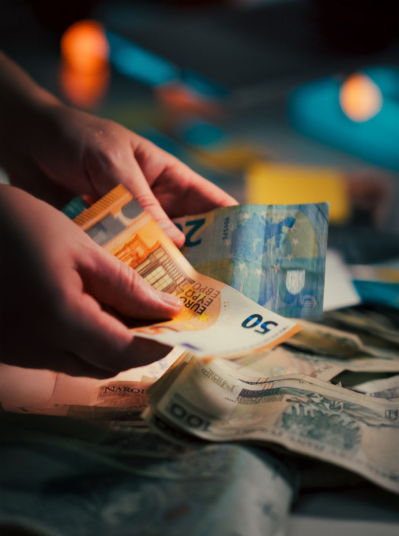 Billetes de euro contados a mano, dinero recuperado al reclamar comisiones bancarias indebidas