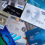 Varias tarjetas de crédito revolving apiladas, símbolo de la deuda que no baja por los intereses