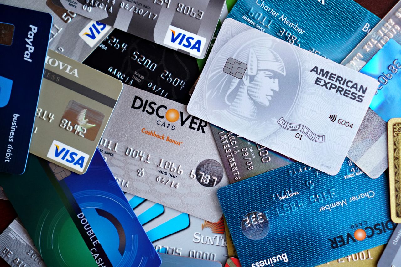 Varias tarjetas de crédito revolving apiladas, símbolo de la deuda que no baja por los intereses