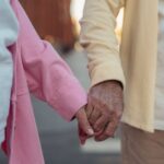 pareja mayor comentando seguro de decesos en España