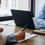 Autónomo firmando un contrato con cláusula de seguro de responsabilidad civil profesional