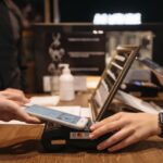 Persona usando el móvil para hacer una transferencia bancaria segura