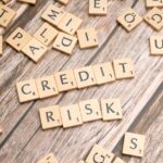 CIRBE y Créditos Rápidos en 2026: Así Ve el Banco tus Microcréditos Antes de Darte la Hipoteca Documentos de riesgo crediticio y análisis bancario para consultar la CIRBE