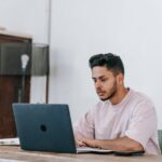 Autónomo trabajando con su portátil revisando facturas e ingresos irregulares