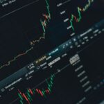 Crowdlending en España en 2026: la Rentabilidad Neta Real que Nadie te Cuenta Gráficos de rentabilidad de inversión en la pantalla de un portátil
