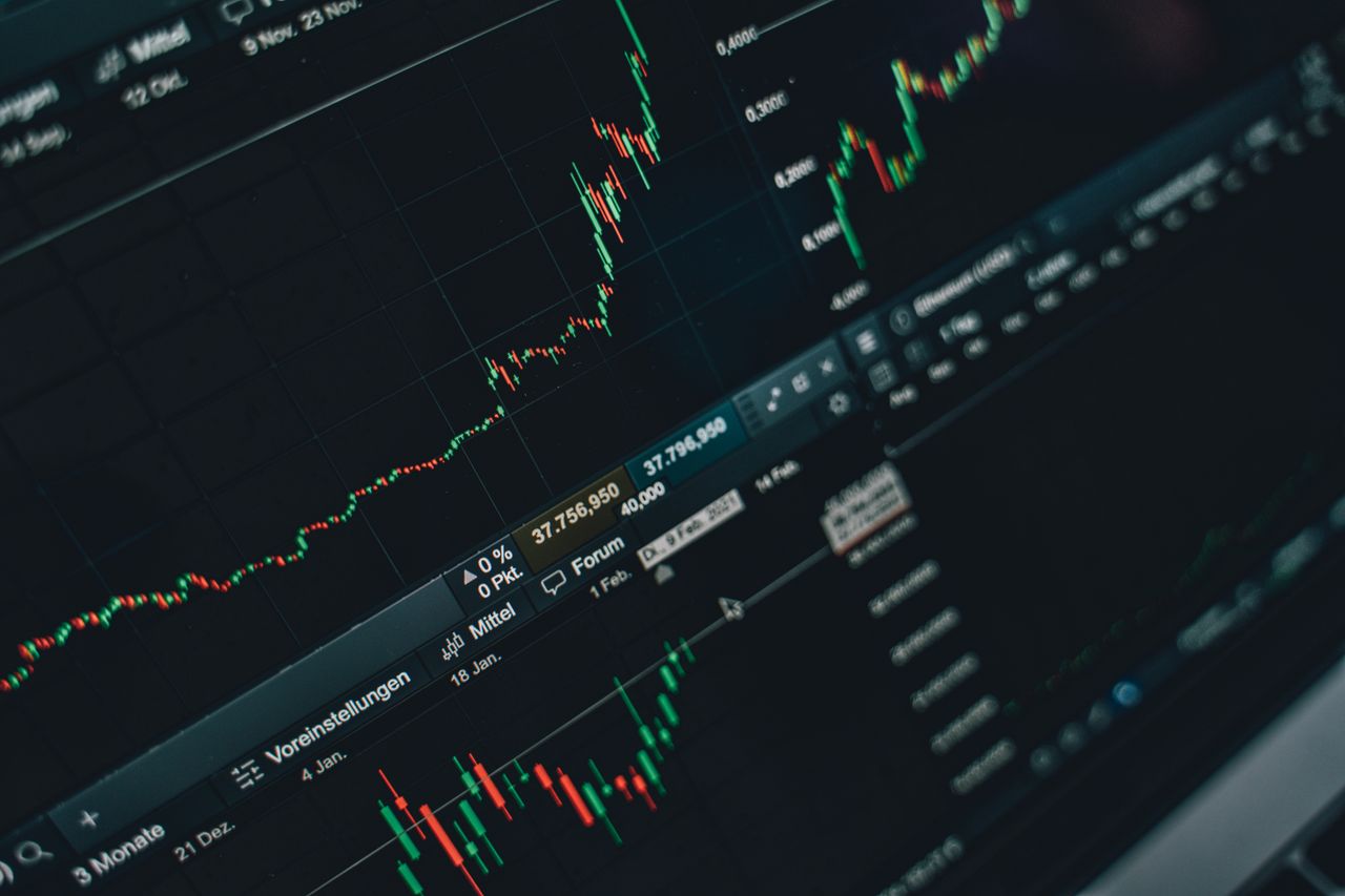 Gráficos de rentabilidad de inversión en la pantalla de un portátil