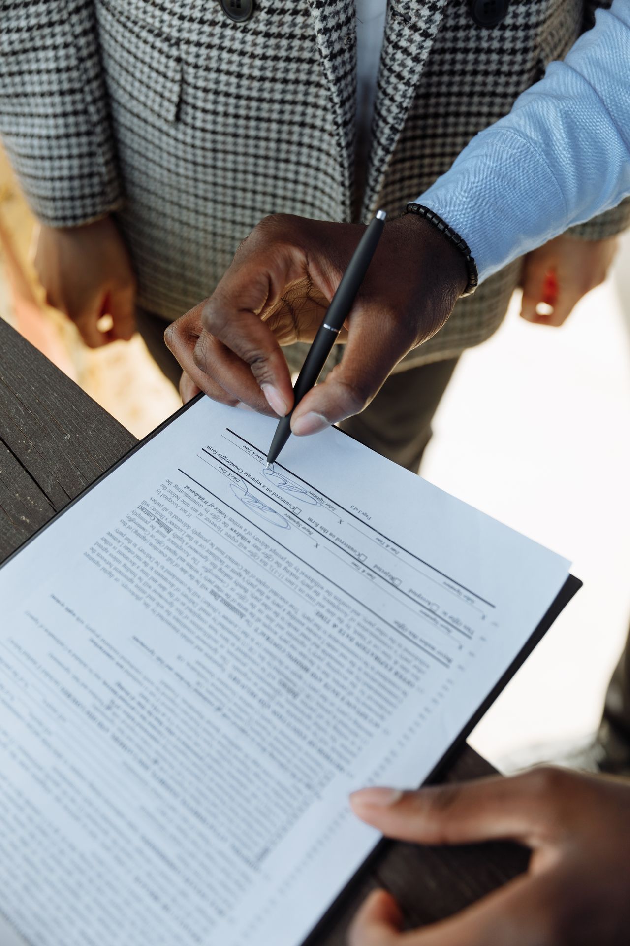 Firma notarial de la aceptación de una herencia con documentos legales sobre la mesa
