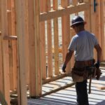 Persona construyendo su propia vivienda con hipoteca autopromotor