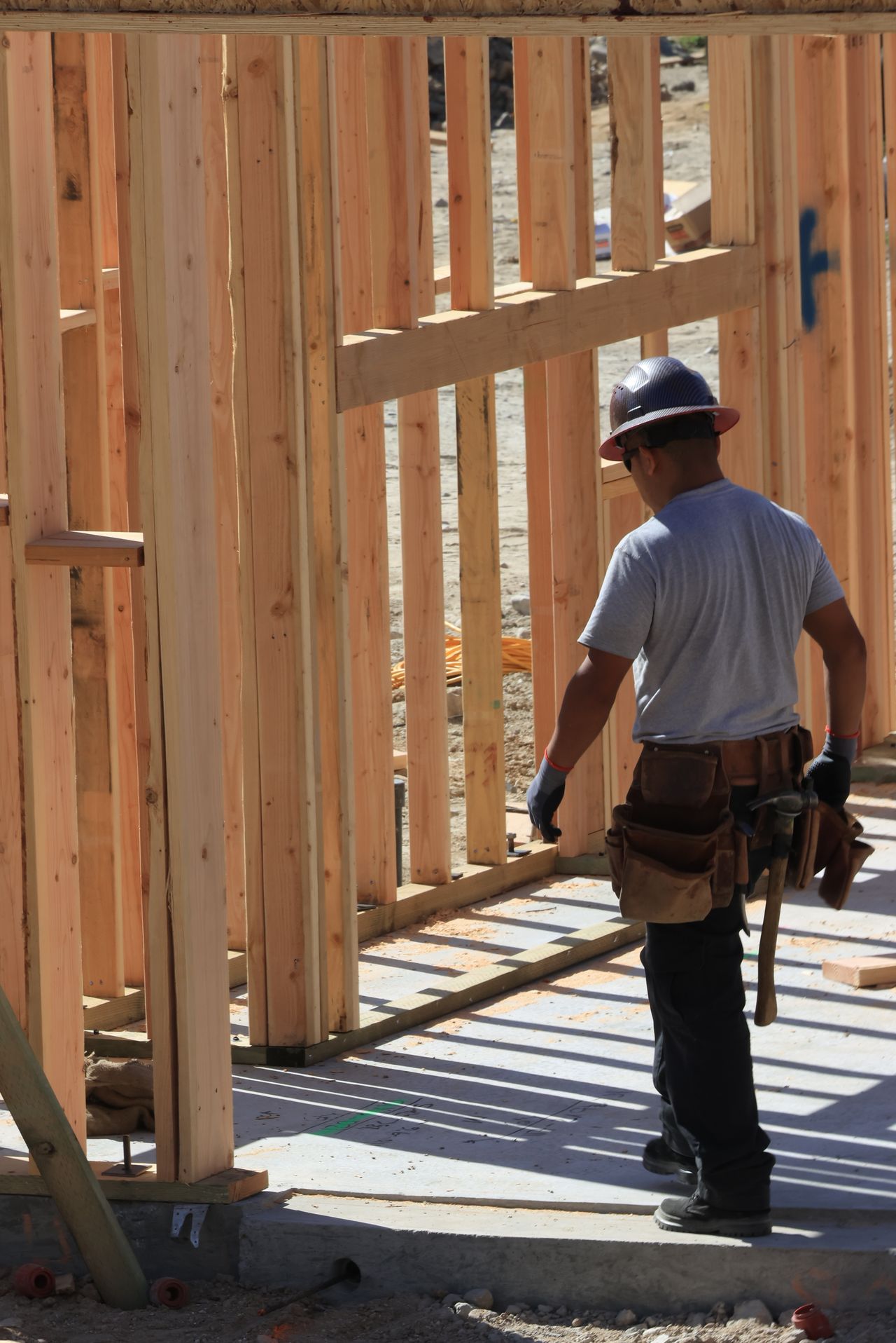 Persona construyendo su propia vivienda con hipoteca autopromotor