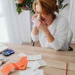 Mujer preocupada revisando facturas y deudas impagadas