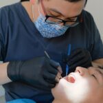Revisión dental en clínica, tratamiento odontológico con seguro dental