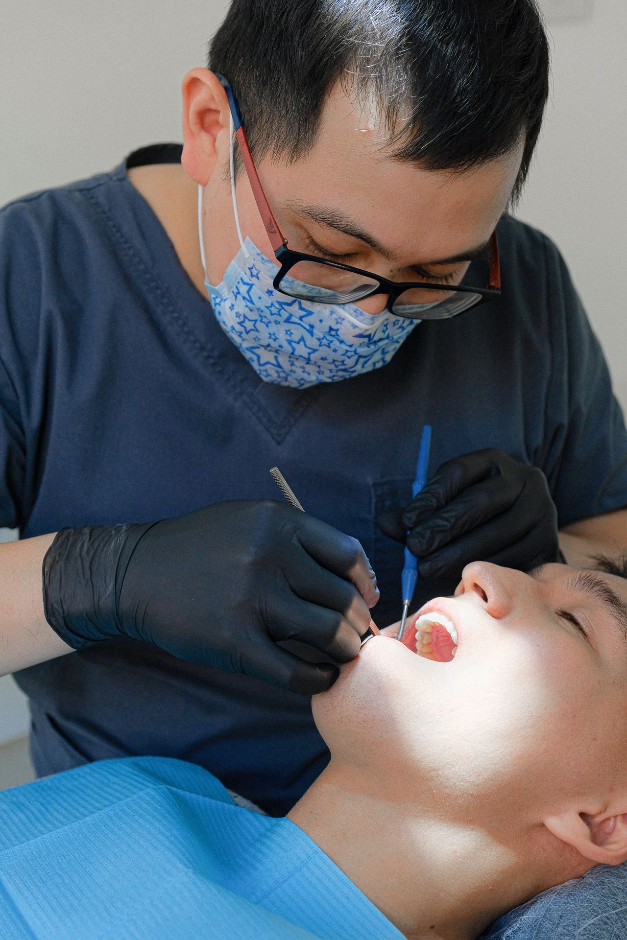 Revisión dental en clínica, tratamiento odontológico con seguro dental