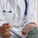 Seguro de Salud para Autónomos en 2026: Precios Reales y la Deducción Fiscal que Casi Nadie Aplica Bien Autónomo revisando precios y deducción fiscal del seguro de salud en 2026