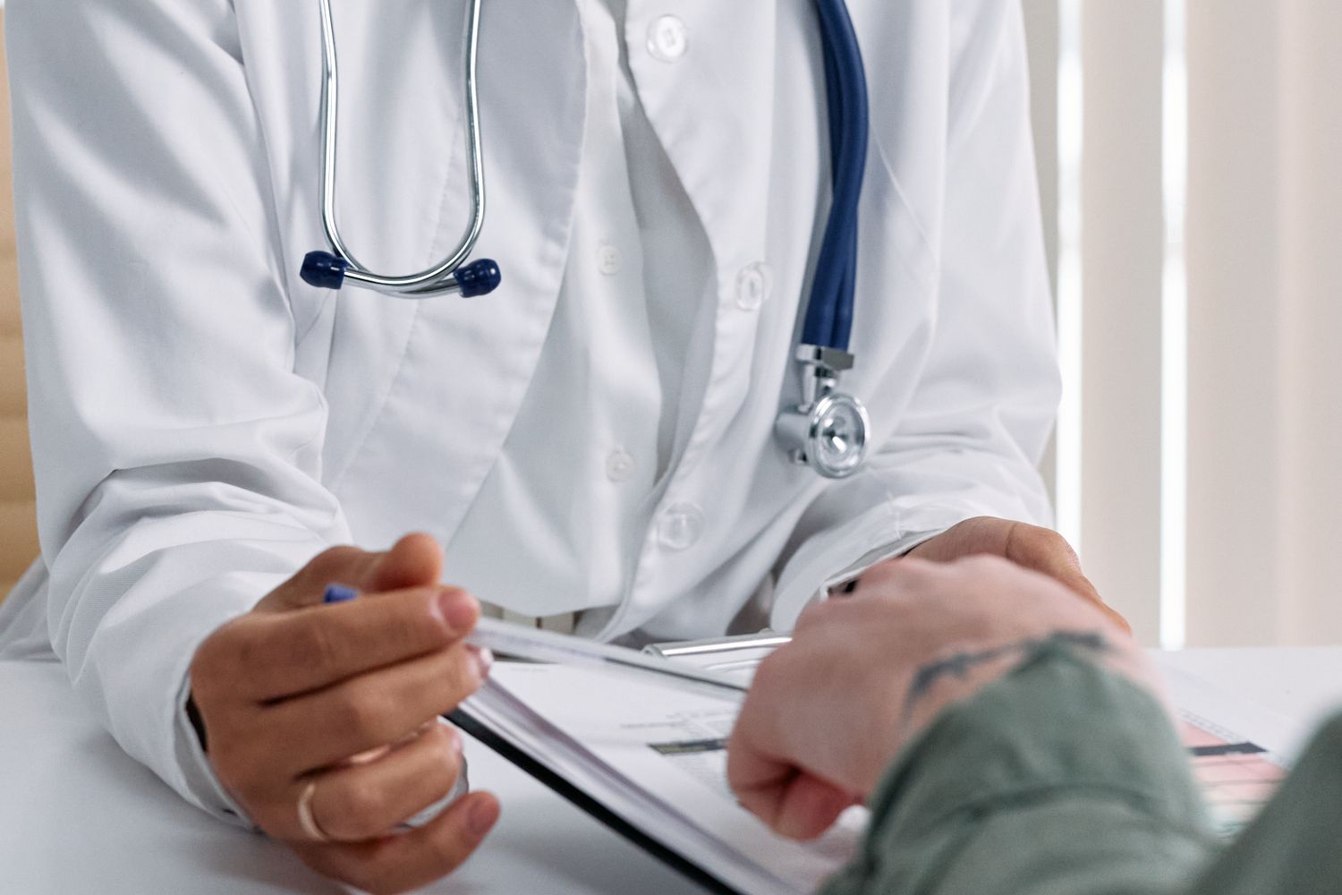 Autónomo revisando precios y deducción fiscal del seguro de salud en 2026