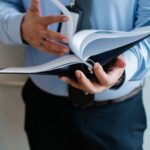 Socio administrador revisando documentos fiscales de su empresa en la oficina