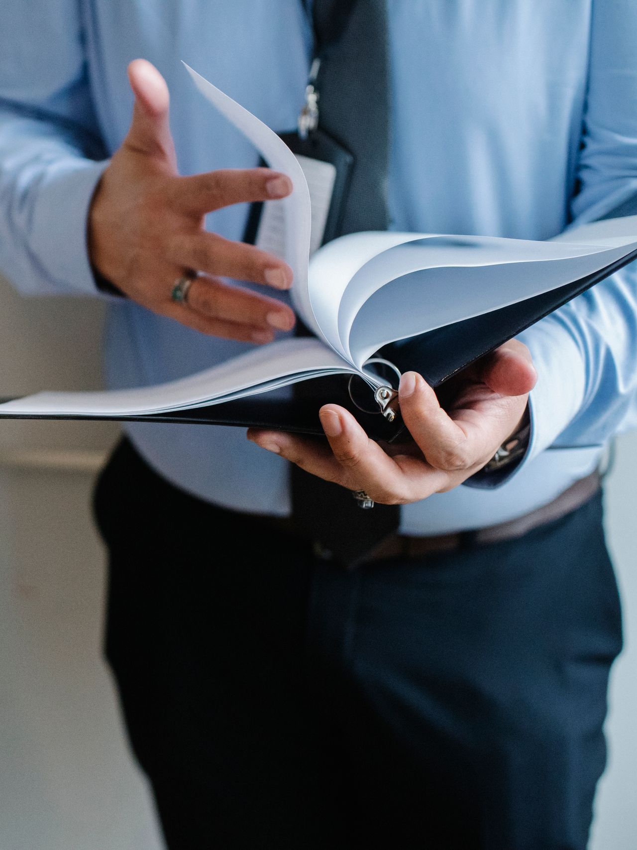 Socio administrador revisando documentos fiscales de su empresa en la oficina