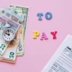 Formulario de impuestos junto a billetes de euro y calculadora