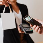 Persona usando el móvil para gestionar la banca y pagos sin efectivo